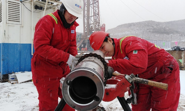 2013年，興縣獲得第一口高產(chǎn)氣井，項(xiàng)目團(tuán)隊(duì)受到極大鼓舞，干勁更足。經(jīng)過不斷的技術(shù)攻關(guān)，臨興氣田又逐漸發(fā)現(xiàn)一批高產(chǎn)氣井，拉開了氣田勘探大幕。圖為2020年冬天，大雪紛飛，測井人員冒著嚴(yán)寒檢查和調(diào)試入井儀器。