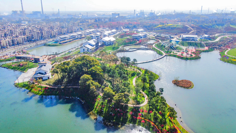 設計把握“共抓大保護、不搞大開發(fā)”的戰(zhàn)略導向，圍繞持續(xù)改善水質為核心，加快推進水污染治理、水生態(tài)修復和水資源保護“三水共治”原則，結合景觀與功能需求，最終打造成以桃花為主題的特色公園。