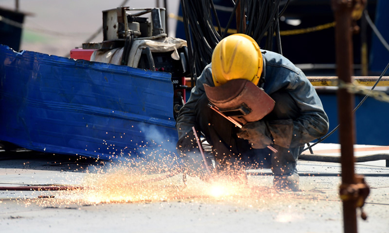 圖為3月25日，施工人員在引江濟淮工程G312合六葉公路橋項目施工現場作業。