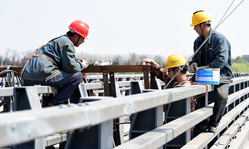 圖為3月25日，施工人員在引江濟淮工程G312合六葉公路橋項目施工現場作業。