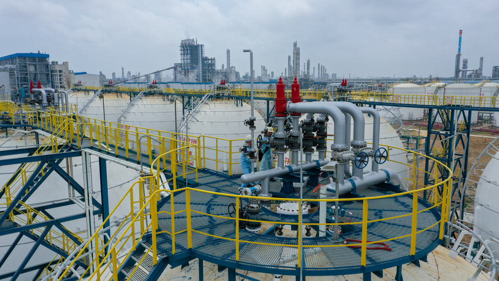 近日，中科煉化丙丁烷球罐區(qū)和低壓火炬中交。球罐的建成不僅有利于裂解裝置進(jìn)料輕質(zhì)化，還為整個煉廠長周期平穩(wěn)運(yùn)行提供了充分的物料存儲與緩沖保障，標(biāo)志著輕烴商儲基地的建設(shè)進(jìn)入新階段。圖為丙丁烷球罐區(qū)現(xiàn)場。