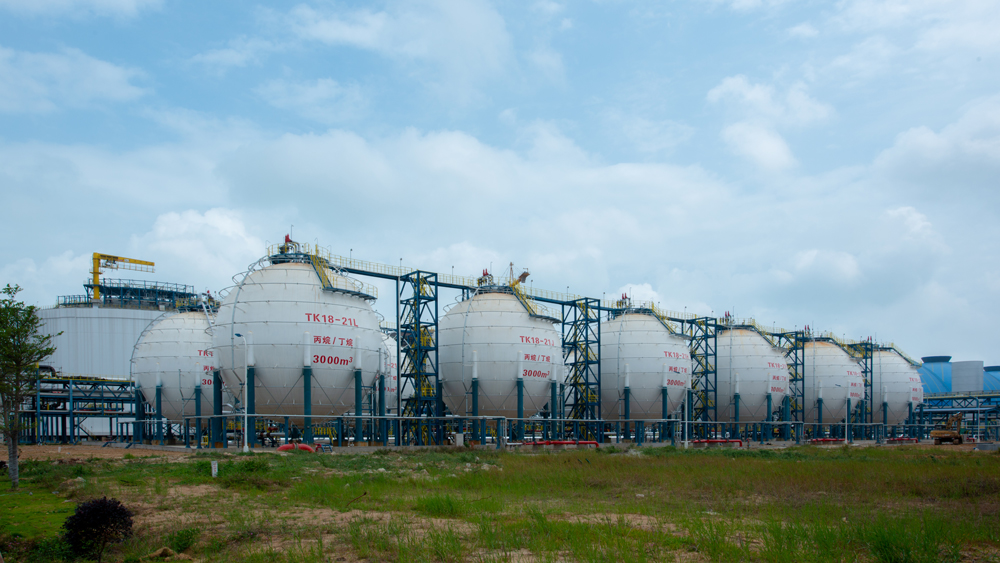圖為丙丁烷球罐區(qū)現(xiàn)場。