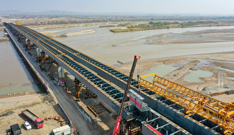 4月11日，由中國中鐵五局承建的烏瑪（內(nèi)蒙古烏海市至青海瑪沁縣）高速公路（寧夏境）青銅峽至中衛(wèi)段控制性工程——鎮(zhèn)羅黃河特大橋順利合龍，標志著該橋主體工程基本完成，為年底烏瑪高速公路青銅峽至中衛(wèi)段建成通車打下基礎(chǔ)。圖為烏瑪高速公路鎮(zhèn)羅黃河特大橋合龍施工現(xiàn)場。（新華社記者 馮開華 攝）