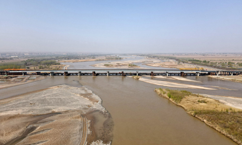 圖為4月11日拍攝的烏瑪高速公路鎮(zhèn)羅黃河特大橋。（新華社記者 唐如峰 攝）