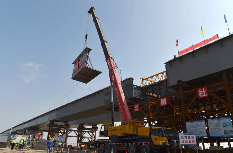 圖為4月11日，烏瑪高速公路鎮(zhèn)羅黃河特大橋合龍施工現(xiàn)場。（新華社記者 唐如峰 攝）