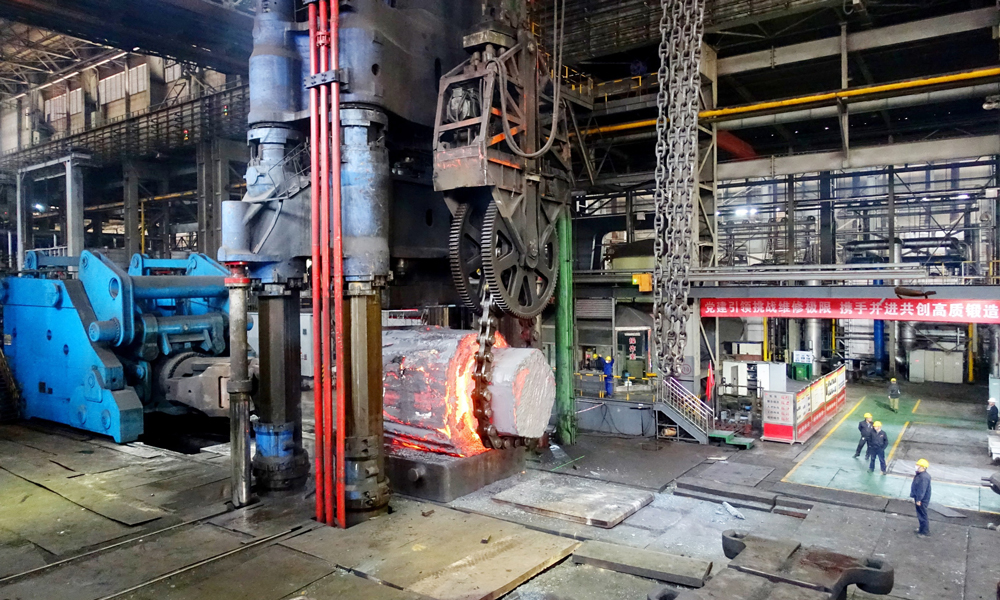 今年以來，國機集團二重（德陽）重型裝備有限公司（以下簡稱“二重裝備”）鍛造生產線上的“國之重器”——1.6萬噸、1.2萬噸水壓機，8000噸油壓機、7500噸筒節軋機等開啟滿負荷工作模式，不斷加快華龍一號核島和常規島類、火電國產化攻關類、加氫筒節容器類、抽水蓄能軸類鍛件出產節奏。圖為二重裝備1.6萬噸水壓機鍛制生產600噸核電半速轉軸。