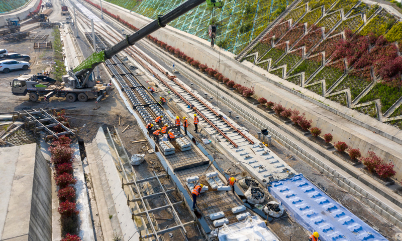 4月12日，在湖北省南漳縣境內(nèi)的鄭萬高鐵南漳站，中鐵十一局工人在進行無砟軌道施工作業(yè)。（新華社記者 杜華舉 攝）