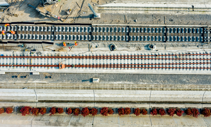 圖為4月12日在鄭萬高鐵南漳站拍攝的中鐵十一局無砟軌道施工現(xiàn)場。（新華社記者 杜華舉 攝）