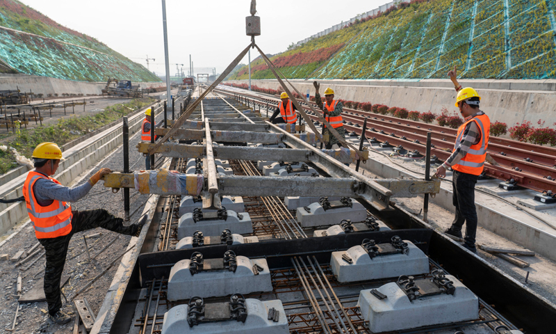 圖為4月12日，在湖北省南漳縣境內(nèi)的鄭萬高鐵南漳站，中鐵十一局工人安裝無砟軌道扣件。（新華社記者 杜華舉 攝）