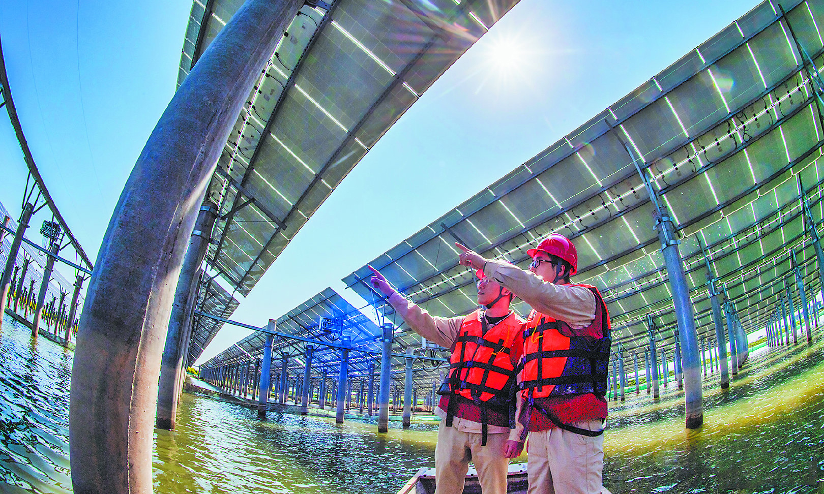 目前，六合通威龍袍漁業(yè)基地內(nèi)新能源裝機(jī)容量達(dá)50兆瓦，現(xiàn)已順利并網(wǎng)，預(yù)計(jì)2025年總發(fā)電量將達(dá)到12.75億千瓦時(shí)，助力實(shí)現(xiàn)“碳達(dá)峰、碳中和”目標(biāo)。