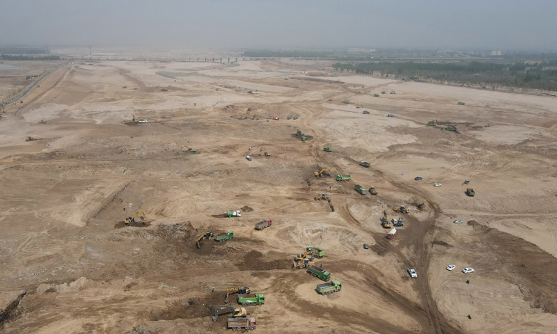 近日，由中鐵十四局集團承建的滹沱河生態修復三期工程正在加緊施工。三期工程是滹沱河生態修復工程的收官之作，工程總體布局為一河三濕地、兩湖兩區多節點，進行河槽整理、水生態修復及生態綠化等工程。屆時，滹沱河兩岸將形成集防護、觀賞、休閑、健身和科普于一體的綠色生態景觀長廊。圖為4月19日，中鐵十四局集團的工人在滹沱河生態修復三期工程工地施工。（新華社記者 楊世堯 攝）