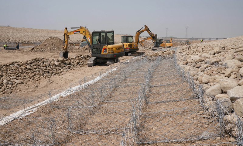 圖為4月19日，中鐵十四局集團的工人在滹沱河生態修復三期工程工地施工。（新華社記者 楊世堯 攝）