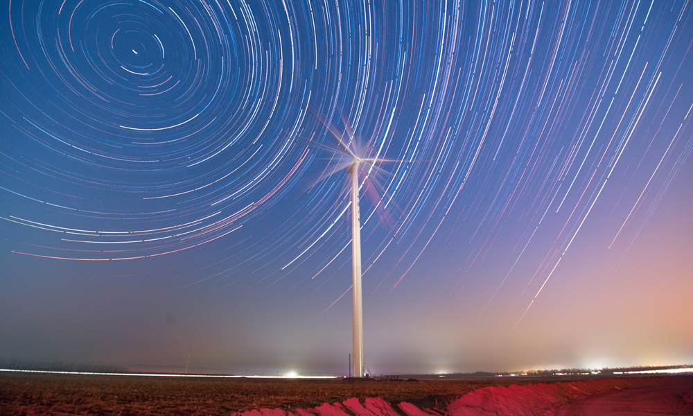 目前，中國能建業務遍布全球200多個國家和地區。近日，中國能建在建的近3000個國內外大中型項目紛紛記錄下工程現場畫面。圖為4月22日0時至3時，黑龍江青崗分散式風電項目全景。（王靖軒 攝）