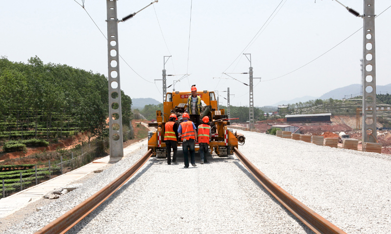 圖為4月24日，工人在景洪市大渡崗鄉(xiāng)大荒壩段操作機械牽引鐵軌。新華社發(fā)（李云生 攝）