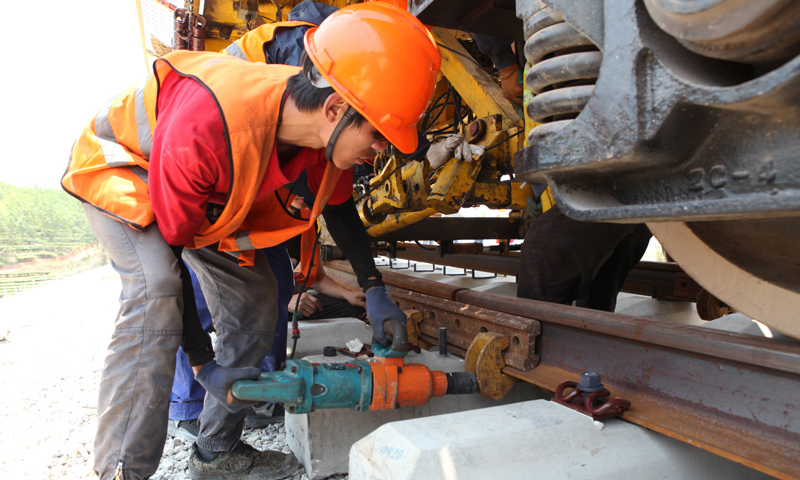 圖為4月24日，工人在景洪市大渡崗鄉(xiāng)大荒壩段進行鋪軌作業(yè)。新華社發(fā)（李云生 攝）