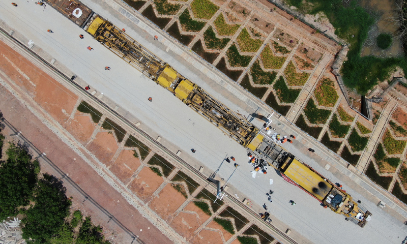 圖為4月24日，中鐵一局的鋪軌機在景洪市大渡崗鄉(xiāng)大荒壩段進行鋪軌作業(yè)。新華社發(fā)（李云生 攝）