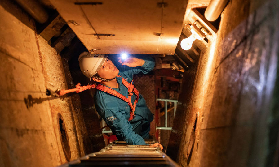 近日，在廣西河池廣西水電集團長期承接運行工作的長瓦水電站現場，工作人員正在進行日常巡檢。