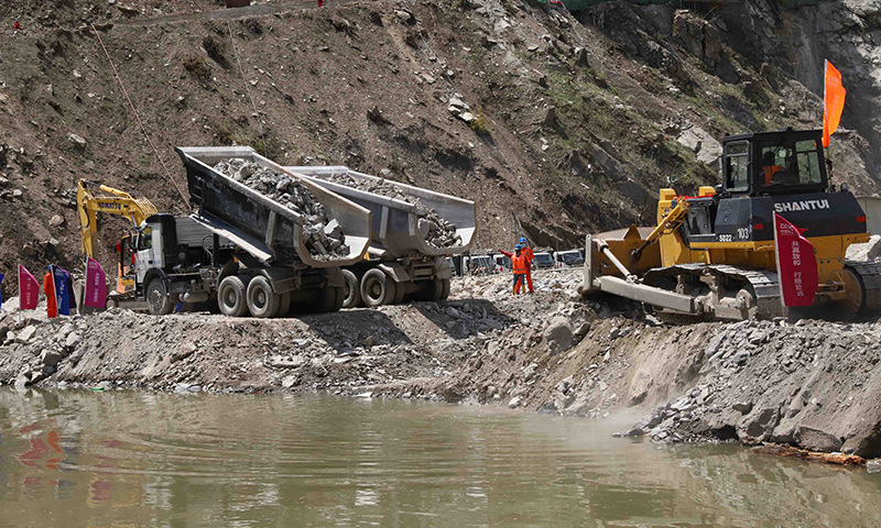 圖為4月30日，工人在巴基斯坦曼塞赫拉的蘇吉吉納里水電站施工現場進行大壩二期截流作業。（新華社記者 鄧凱尹 攝）