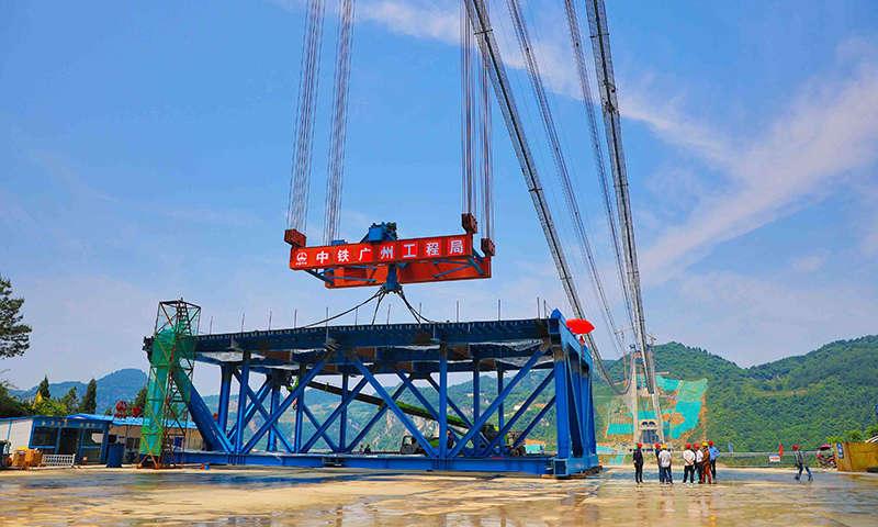 5月9日，由中鐵廣州局承建的貴州甕（甕安）開（開陽）高速開州湖特大橋首片重約250噸的鋼桁梁吊裝順利完成。據了解，該橋全長約1257米，主塔高139米，主跨達1100米，總投資額超10億元。圖為當日，工作人員在首片鋼桁梁起吊前做準備。（新華社記者 劉續 攝）