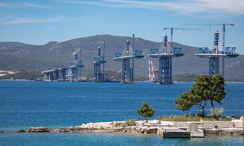 圖為5月10日在克羅地亞南部的科馬爾納村附近拍攝的大橋施工現(xiàn)場。新華社發(fā)（耶拉維奇 攝）