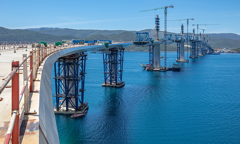 圖為5月10日在克羅地亞南部的科馬爾納村附近拍攝的大橋施工現(xiàn)場。新華社發(fā)（耶拉維奇 攝）