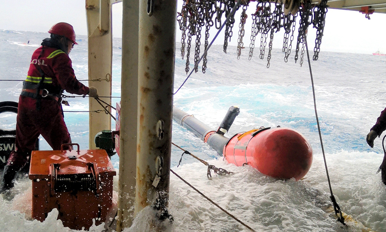 近日，中國海油所屬中海油服物探事業部“濱海517”船隊在潿西南東區進行海底電纜地震采集作業。震源組長鄧永進利用牽引繩減少大風浪造成槍陣浮體大頭的擺動，避免浮體大頭碰撞損壞，保障震源設備的安全。