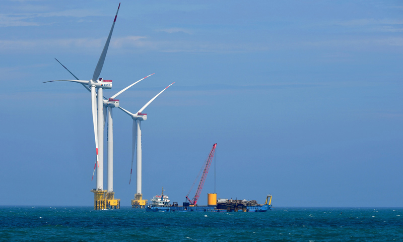 5月21日，一根直徑6.7米的嵌巖單樁在福建省莆田南日島西南側海域成功植入海底。至此，由福能集團三川海上風電有限公司開發建設，中交一航局負責施工的29臺單機容量7兆瓦風機（含6臺嵌巖單樁基礎型式、23臺高樁承臺基礎型式）植樁全部完成，取得工程重要節點突破。圖為莆田平海灣海上風電場項目施工現場。（新華社記者 魏培全 攝）