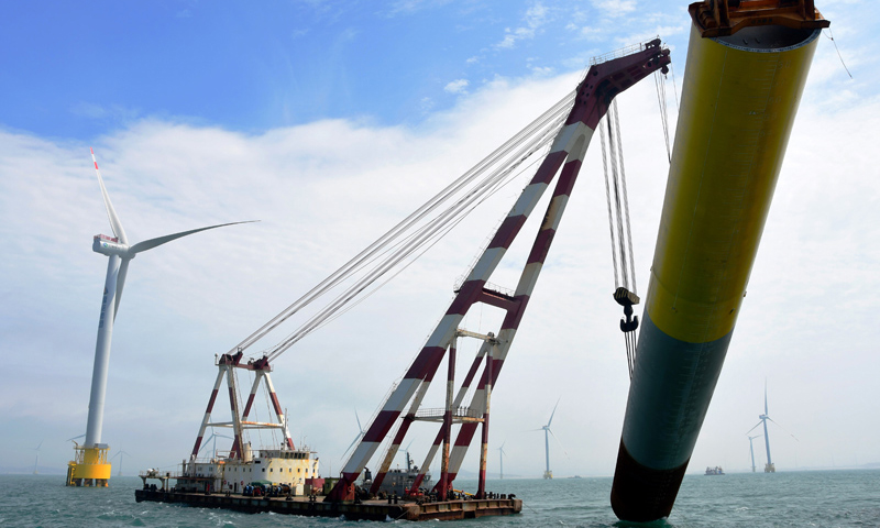 圖為5月21日，中交一航局海上施工作業人員正在吊裝F9號嵌巖單樁，該樁長57米，直徑6.7米，自重達650噸。（新華社記者 魏培全 攝）