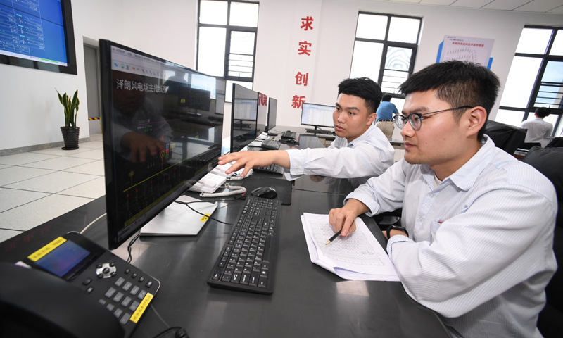 5月29日，“華電睿風(fēng)”首臺6.2兆瓦主控系統(tǒng)國產(chǎn)化風(fēng)機在華電福清海壇海峽海上風(fēng)電項目成功投運，這是國產(chǎn)風(fēng)電主控系統(tǒng)在海上風(fēng)電機組的首次應(yīng)用，標(biāo)志著我國海上風(fēng)電機組實現(xiàn)了主控系統(tǒng)的自主可控。圖為5月28日，在華電福清海壇海峽海上風(fēng)電項目中控室，技術(shù)人員對首臺海上風(fēng)電主控系統(tǒng)國產(chǎn)化機組進(jìn)行聯(lián)網(wǎng)調(diào)試。（新華社記者 姜克紅 攝）