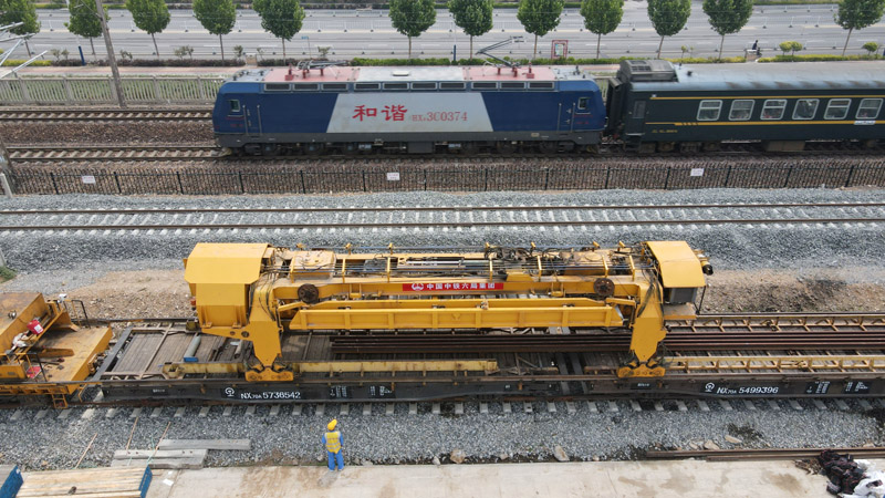 和邢鐵路線路全長140.681千米，設計時速120公里，線路西起山西省晉中市和順縣，東至河北省邢臺市信都區，計劃于2021年底建成通車。圖為6月1日，中鐵六局的建設者在和邢鐵路鋪軌施工現場作業。（新華社記者 駱學峰 攝）