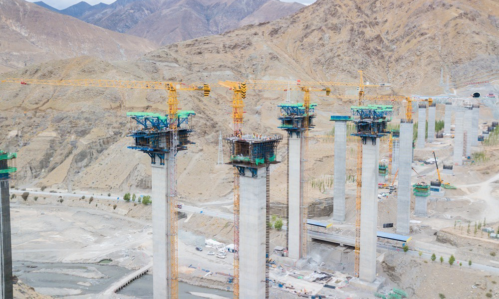 雅葉高速公路是國家東西橫向主干線，是成都平原連接甘孜藏區(qū)進(jìn)而通往西藏的重要通道，雅葉高速公路拉薩—日喀則段全面通車后，將四川、西藏和新疆緊密聯(lián)結(jié)起來，對少數(shù)民族地區(qū)居民日常出行、促進(jìn)商貿(mào)往來等具有重要意義。拉日段全面通車后，拉薩至日喀則車程縮短1.5小時，將加速沿線經(jīng)濟(jì)發(fā)展。