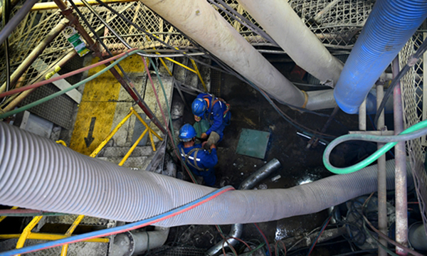 圖為現場作業人員對平臺錨機進行自修作業。