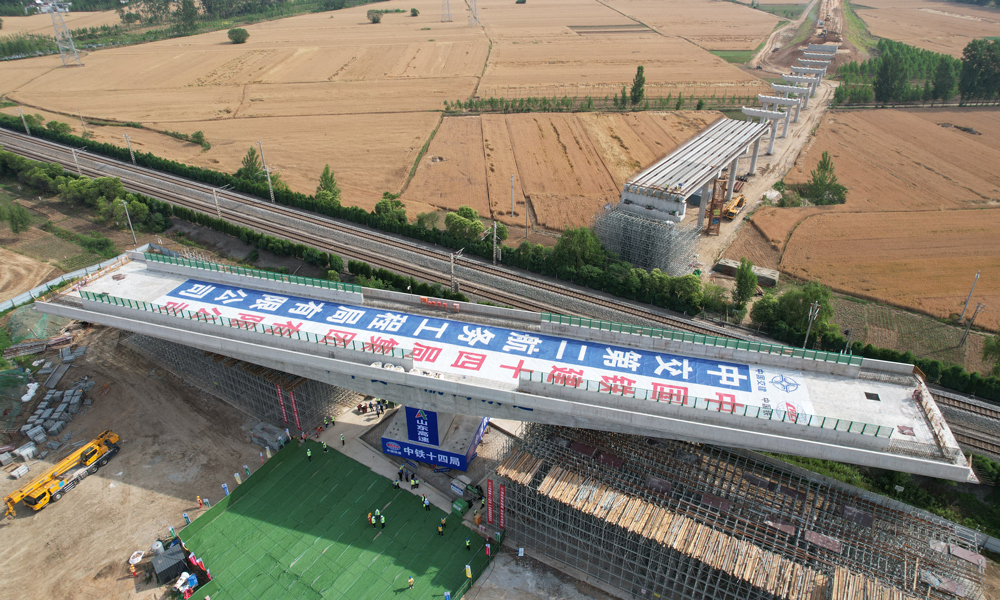 該轉(zhuǎn)體橋總長(zhǎng)110米、寬約16.2米、重達(dá)8586噸，旋轉(zhuǎn)85度。圖為項(xiàng)目現(xiàn)場(chǎng)。