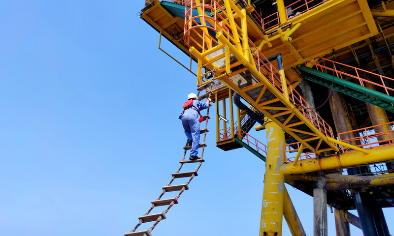 東方作業(yè)公司在智能化建設(shè)初期就制訂了一體化人才培養(yǎng)計(jì)劃。員工在提升本職專業(yè)技能的基礎(chǔ)上，逐步成長(zhǎng)為一專多能的復(fù)合型人才。經(jīng)過一年多的實(shí)踐，人員跨專業(yè)作業(yè)的能力得到大幅提升，一體化人才培養(yǎng)取得明顯成效。圖為氣田工作人員登臨東方13-2WHPA平臺(tái)，開展智能化改造作業(yè)。 