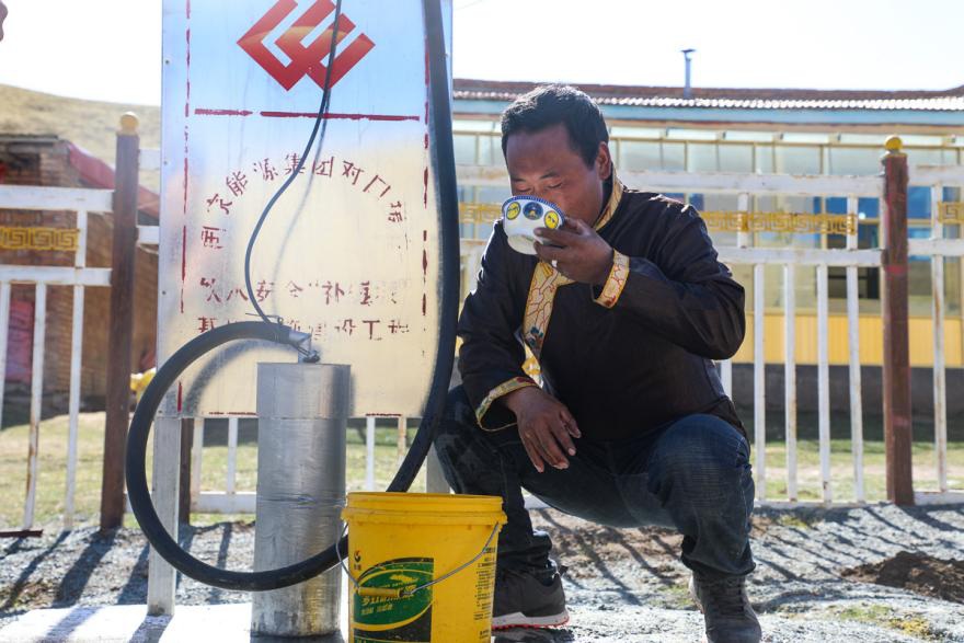 2020年5月，國家能源集團援建的剛察縣伊克烏蘭鄉(xiāng)12眼機井全部建成，當(dāng)?shù)啬撩窈壬狭恕靶腋Ｋ薄偛炜h是一個以藏族為主的少數(shù)民族聚居區(qū)，平均海拔3611米，國土面積9647.48平方公里。對口支援期間，該集團為剛察縣援建了學(xué)校、醫(yī)院、運動場館、牧民定居點等40多個項目。