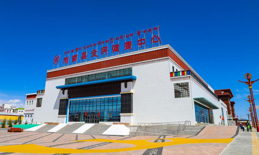 圖為國家能源集團援建的剛察縣全民健康中心。健康中心建筑面積7545平方米，包括多功能健身中心、綜合搏擊館、桌球館、國球館、民族舞蹈體驗館、民族曲藝體驗室、藏醫(yī)藥展覽（國民體質(zhì)監(jiān)測中心）、VR體驗室等功能區(qū)，能夠同時容納3000人參與各類活動，主要承擔(dān)常規(guī)體育賽事活動、日常群眾體育運動、高原體質(zhì)健康監(jiān)測、大型文旅活動、體育音樂舞蹈技能培訓(xùn)、特色文旅商品展示等職能。