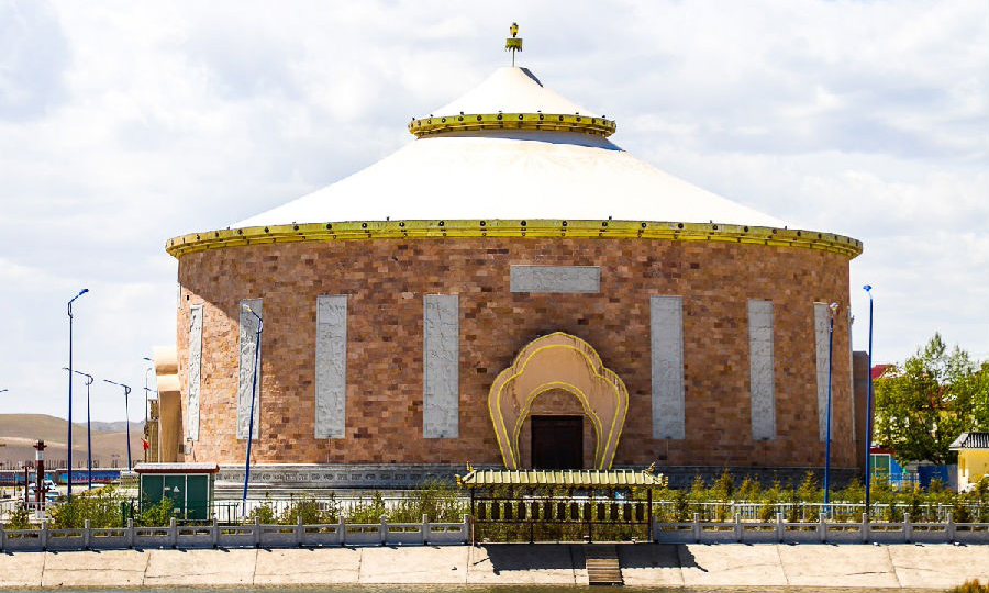 國家能源集團援建的剛察縣藏城演藝中心，建筑面積1256平方米，共設(shè)有420個座位。藏城演藝中心自2016年投入運營后，成為青海湖北岸的熱門旅游景點，同時也是全縣人民群眾舉辦春晚、拉伊大賽、紀(jì)念頒獎典禮等各類文藝演出、集體活動的主要場所。