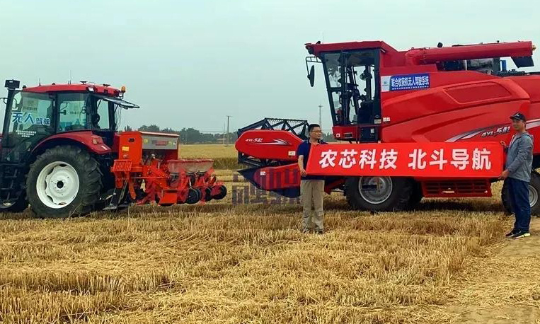 金色麥田中，安裝了農芯科技小麥收獲機系統的東方紅無人駕駛收獲機、東方紅無人駕駛拖拉機實現了自動±2.5CM的高精度行走、地頭自動起落農具、后液壓自動控制、自動轉彎等作業，解放勞動力，提高了作業質量和效率。一氣呵成的演示，贏得了在場人員一致好評。