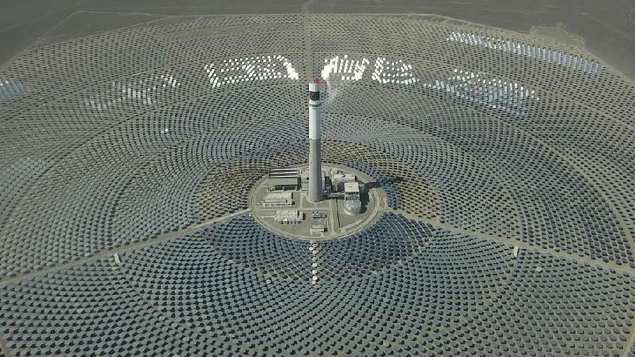 6月18日1時26分，中國能建哈密光熱50兆瓦熔鹽塔式光熱發(fā)電項目，實現(xiàn)夜間無光穩(wěn)定并網(wǎng)發(fā)電。在夜晚無光條件下，利用白天太陽能儲熱能實現(xiàn)集熱發(fā)電，標(biāo)志著哈密光熱項目正式開啟“24小時不間斷發(fā)電”模式。圖為項目現(xiàn)場。