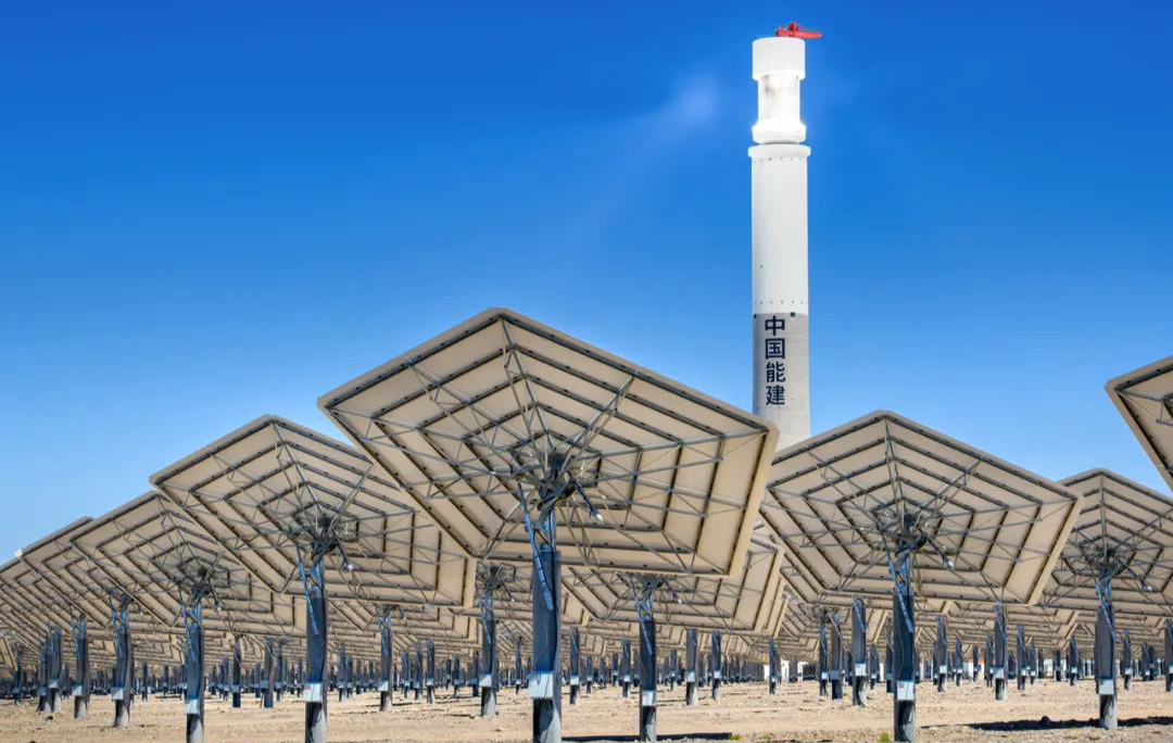 在項目建設(shè)過程中，中國能建投資公司帶領(lǐng)參建各方克服了高溫、酷暑、風(fēng)沙、嚴(yán)寒、新冠肺炎疫情等不利因素影響，組建國內(nèi)技術(shù)團(tuán)隊，成立國產(chǎn)化技術(shù)攻關(guān)小組，積極推進(jìn)國產(chǎn)化調(diào)試方案，打通技術(shù)瓶頸解決，攻克熔鹽管道和吸熱器凝堵等技術(shù)難題，最終實現(xiàn)在夜間無光條件下利用日間儲熱并網(wǎng)發(fā)電。圖為項目現(xiàn)場。