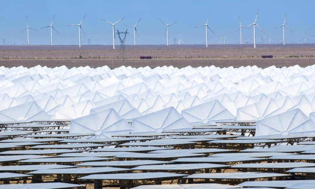 通過示范項目建設(shè)和持續(xù)的國產(chǎn)化技術(shù)攻關(guān)，中國能建再一次彰顯了作為能源電力建設(shè)領(lǐng)域國家隊和排頭兵的實力和擔(dān)當(dāng)。中國能建將繼續(xù)發(fā)揮自身全產(chǎn)業(yè)鏈和全生命周期服務(wù)一體化綜合優(yōu)勢，攻堅克難，砥礪奮進(jìn)，為我國光熱產(chǎn)業(yè)發(fā)展貢獻(xiàn)更多能建力量。圖為項目現(xiàn)場。