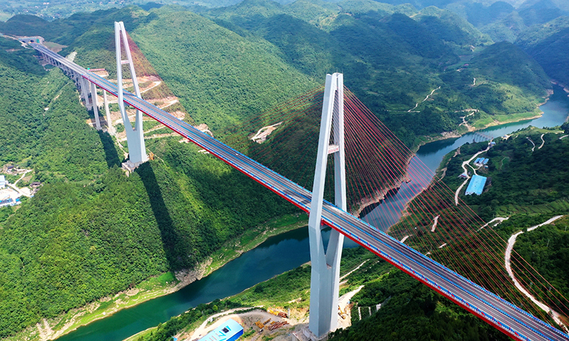 圖為6月26日，已經竣工的遵余高速湘江大橋。（新華社記者 劉續 攝）