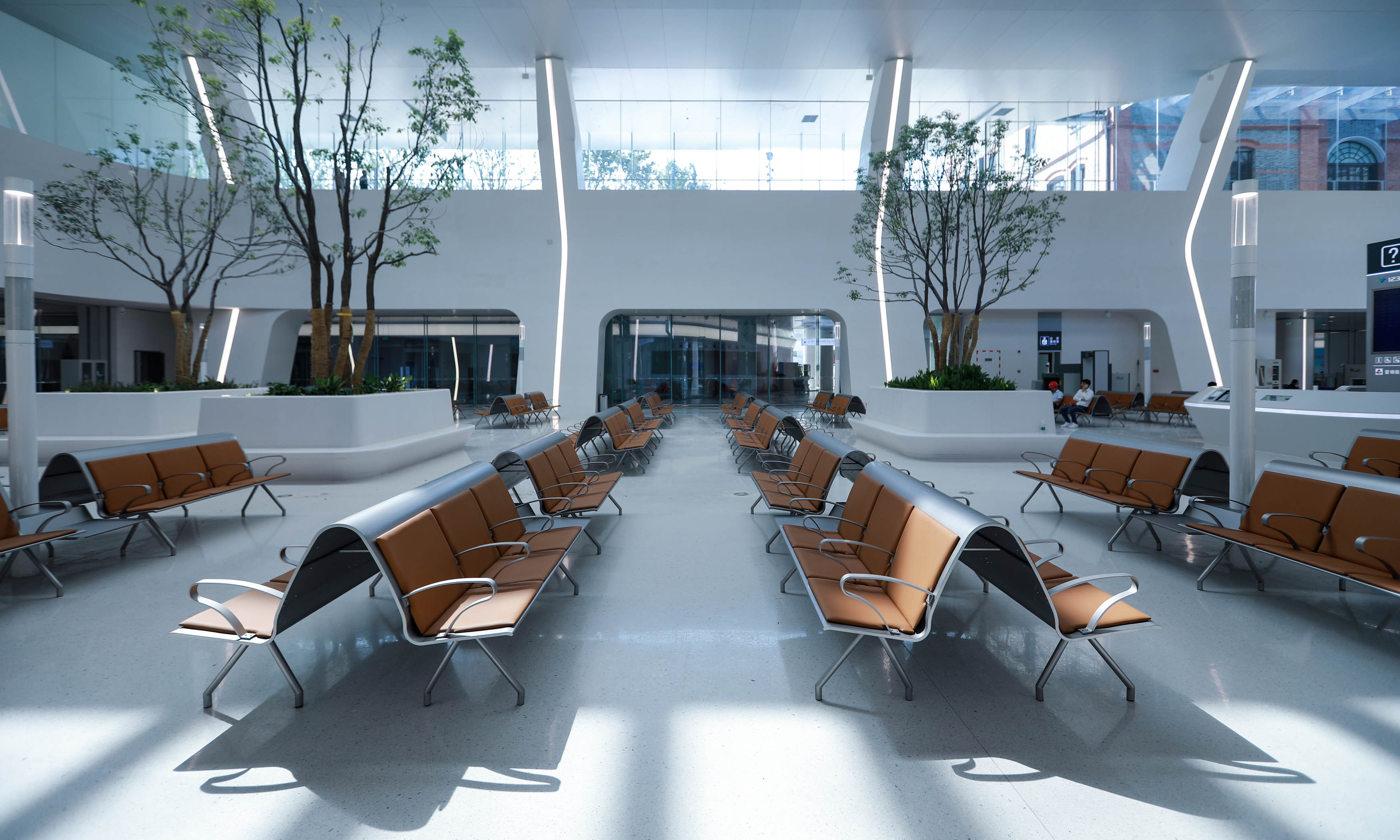 嘉興站按綠色建筑三星級要求進行設計，站房屋頂采用太陽能光伏板，作為綠色環保建筑概念的重要部分，太陽能屋頂能將太陽能轉化為直流電能并提供建筑物使用。同時，這座火車站還能自行收集雨水。雨水經沉淀凈化后可作為室內潔具沖洗水和室外綠植的灌溉。