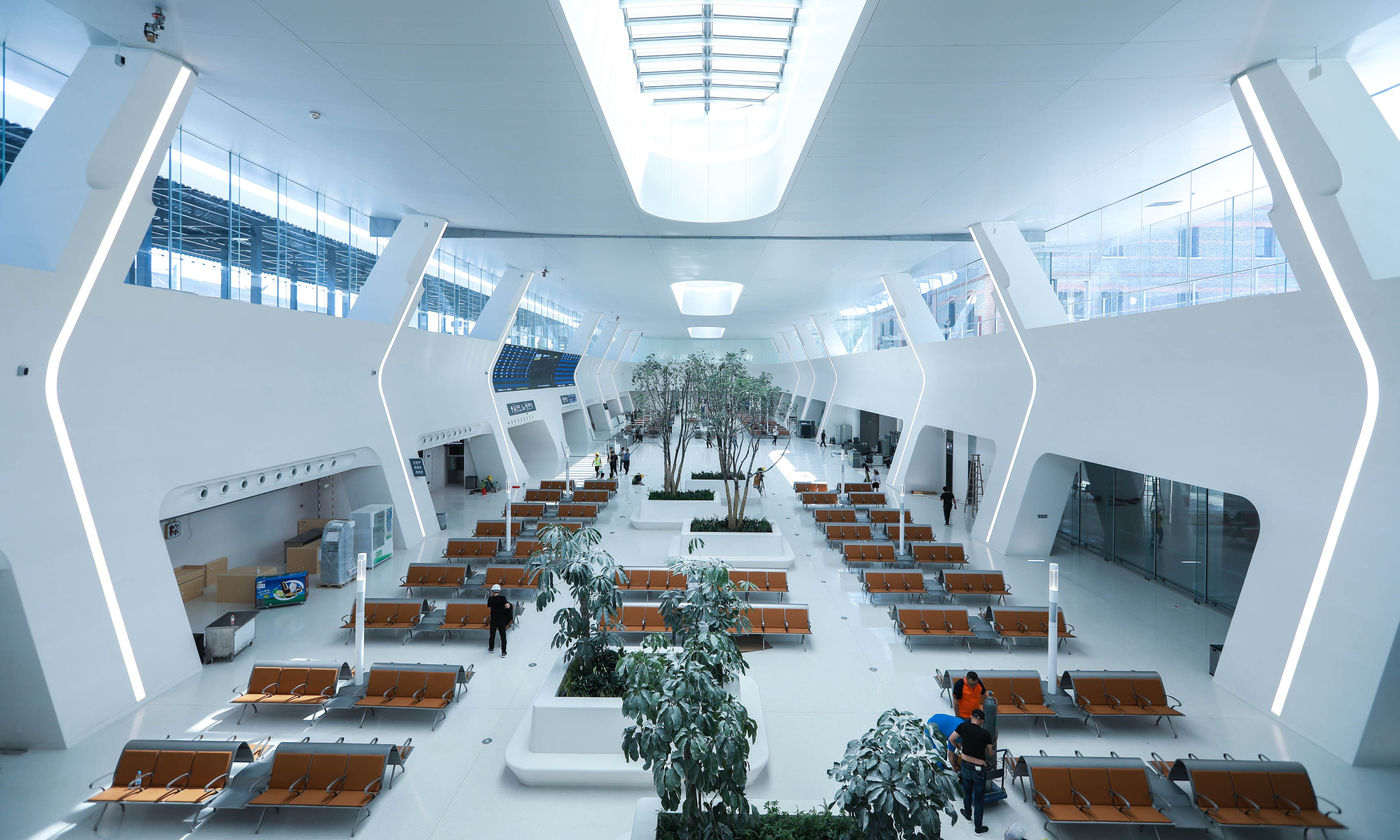 大量使用新工藝、新材料讓這座百年火車站煥發出了令人耳目一新的新時代氣息。室內裝修材料使用石材在國內站房中也是僅此一例，且均采用了復雜的曲面造型，讓建筑設計的流線型造型由內而外得到淋漓盡致的體現。