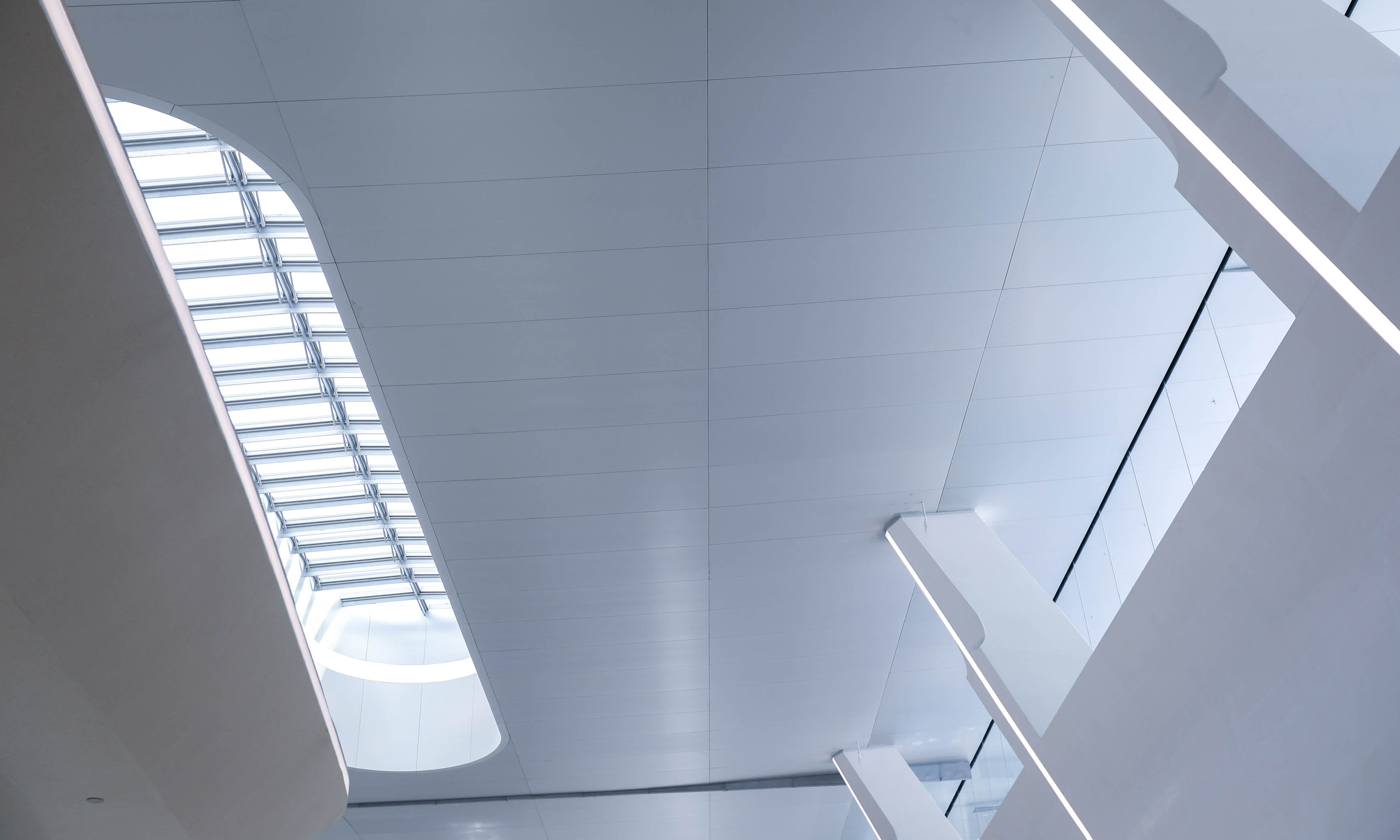 為了體現極簡風格，候車廳吊頂采用大尺寸陽極氧化鋁板作為基材。這還是一座吊頂上看不到燈的火車站。通過運用地面反射技術，整座火車站的光線更柔和。