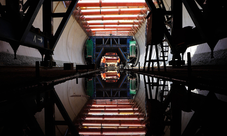 圖為7月2日，中鐵二十二局集團的工人在北京新建城際鐵路聯絡線位于北京大興區的工地施工。（新華社記者 邢廣利 攝）