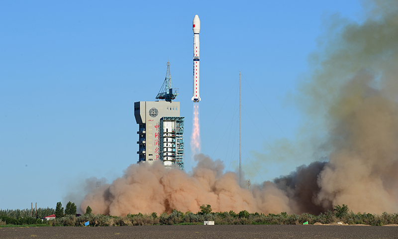 7月5日7時(shí)28分，我國(guó)在酒泉衛(wèi)星發(fā)射中心用長(zhǎng)征四號(hào)丙運(yùn)載火箭，成功將風(fēng)云三號(hào)05星送入預(yù)定軌道，發(fā)射任務(wù)獲得圓滿成功。新華社發(fā)（汪江波 攝）