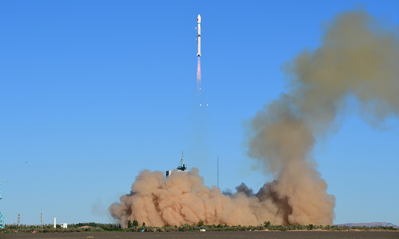 7月5日7時(shí)28分，我國(guó)在酒泉衛(wèi)星發(fā)射中心用長(zhǎng)征四號(hào)丙運(yùn)載火箭，成功將風(fēng)云三號(hào)05星送入預(yù)定軌道，發(fā)射任務(wù)獲得圓滿成功。新華社發(fā)（汪江波 攝）