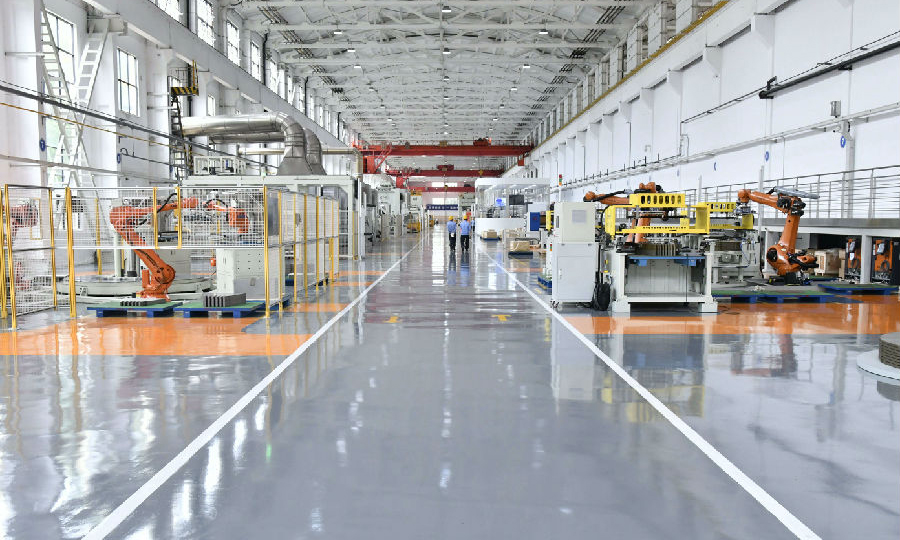 7月8日，東方電氣集團東方電機有限公司定子沖片“無人車間”啟動儀式在四川德陽舉行，標志著發電裝備行業首個定子沖片“無人車間”正式建成投產。圖為車間一隅。