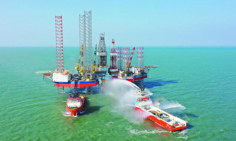 “新優快”聯合項目組針對技術瓶頸展開精準狙擊，現已突破13項優快鉆完井新技術，打破中國海油篩管分層防砂完井（5層）單項紀錄和中國海油3000~3500米生產井（定向井）最短鉆井周期紀錄。圖為“新優快”試點項目進行聯合消防演習，值班船模擬滅火救援的場景。